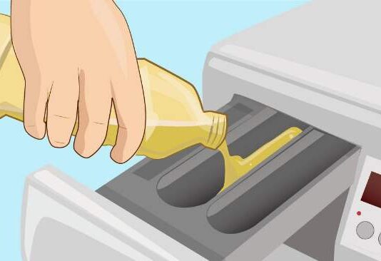 Hun tømmer eddik i vaskemaskinen. Men når du ser hvorfor, MÅ du prøve det selv!